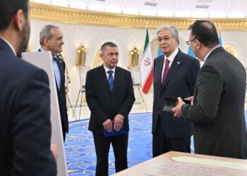 Президенттер қазақ тарихына қатысты ирандық көне құжаттар көрмесін аралады