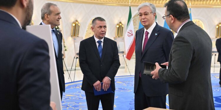 Президенттер қазақ тарихына қатысты ирандық көне құжаттар көрмесін аралады