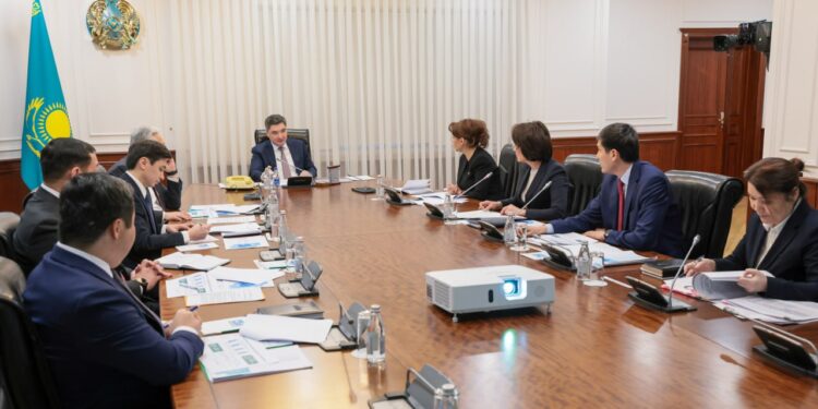 Бектенов цифрландыру және қаржылық сауаттылық бойынша кеңес өткізді