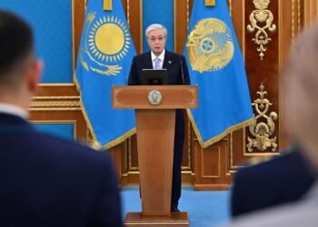 Президент Тоқаев бірқатар мемлекеттік қызметкерлерге пәтер кілтін тапсырды