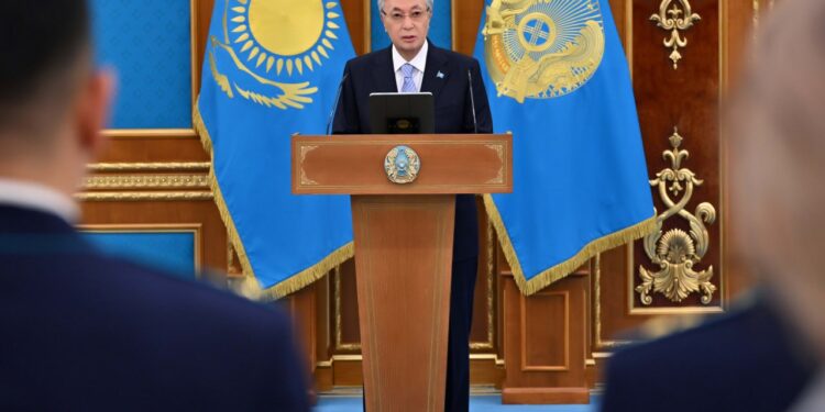 Президент Тоқаев бірқатар мемлекеттік қызметкерлерге пәтер кілтін тапсырды
