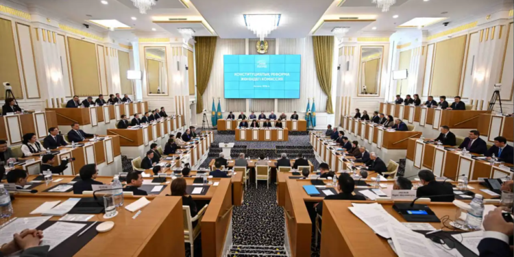 Конституциялық комиссияның екінші отырысында реформалар жөнінде келіп түскен ұсыныстар талқылануда