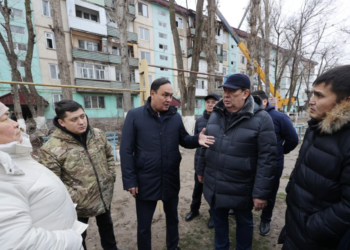 Қаршөкеев шатыры өртенген үй жағдайымен танысып, азық түлік бағаларын тексерді