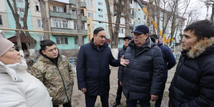 Қаршөкеев шатыры өртенген үй жағдайымен танысып, азық түлік бағаларын тексерді