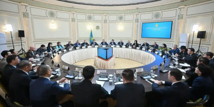 Мәулен Әшімбаев: Конституция бойынша референдум – саяси жүйені демократияландыру жолындағы маңызды қадам
