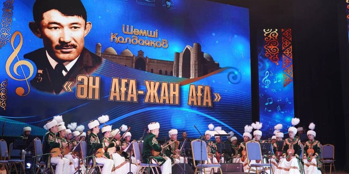 Түркістандық өнерпаздар тараздық көрерменге Шәмші әндерінен тарту жасады