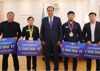 Ербол Қарашөкеев Азия чемпионатының жүлдегерлеріне құрмет көрсетті