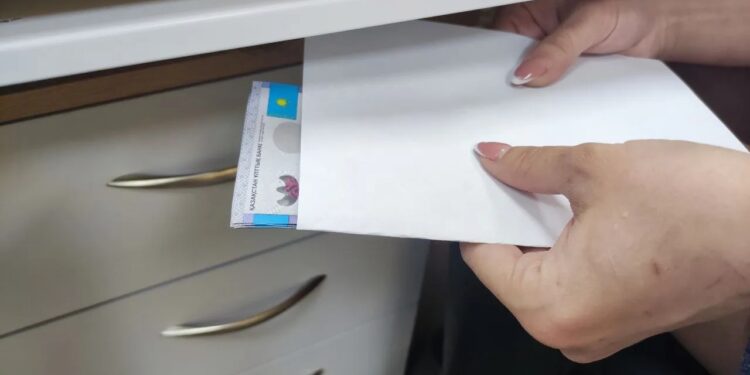 Салық органдары бухгалтерлерді тексереді – Қазақстанда «конверттегі жалақыға» бақылау күшейтілуде