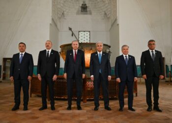 Түркітілдес елдердің президенттері Қожа Ахмет Ясауи кесенесіне зиярат етті