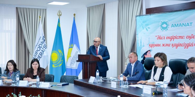 Таразда «Әйел өндірісте: еңбек жағдайы, құқығы және қауіпсіздігі» тақырыбында диалог алаңы өтті