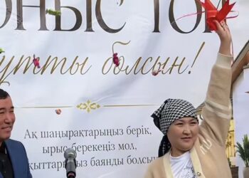 Саудакентте мектеп түлектері көпбалалы анаға үй сыйлады