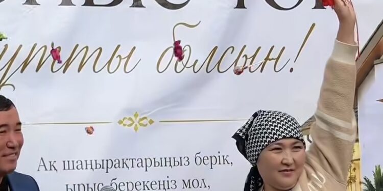 Саудакентте мектеп түлектері көпбалалы анаға үй сыйлады