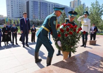 Ерлан Қарин Бауыржан Момышұлының ескерткішіне гүл шоқтарын қойды