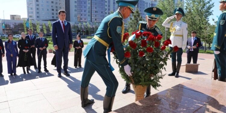 Ерлан Қарин Бауыржан Момышұлының ескерткішіне гүл шоқтарын қойды