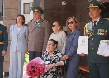 Әскери музыканттар Бибігүл Төлегенованың соғыс жылдарындағы әндерін орындады