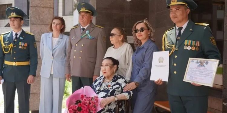 Әскери музыканттар Бибігүл Төлегенованың соғыс жылдарындағы әндерін орындады