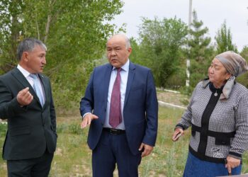«Таза Қазақстан» аясындағы нақты жұмыстар: Мойынқұм ауданының әкімі Ермек Карентаев Биназар ауылындағы саябақтың жай-күйімен танысып, абаттандыру және көгалдандыру жұмыстарын жүйелі түрде жалғастыруды тапсырды