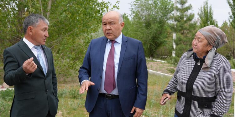 «Таза Қазақстан» аясындағы нақты жұмыстар: Мойынқұм ауданының әкімі Ермек Карентаев Биназар ауылындағы саябақтың жай-күйімен танысып, абаттандыру және көгалдандыру жұмыстарын жүйелі түрде жалғастыруды тапсырды