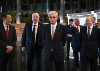 ЕАЭО-ға мүше мемлекеттер басшылары Еуразия экономикалық форумы аясындағы көрмені тамашалады