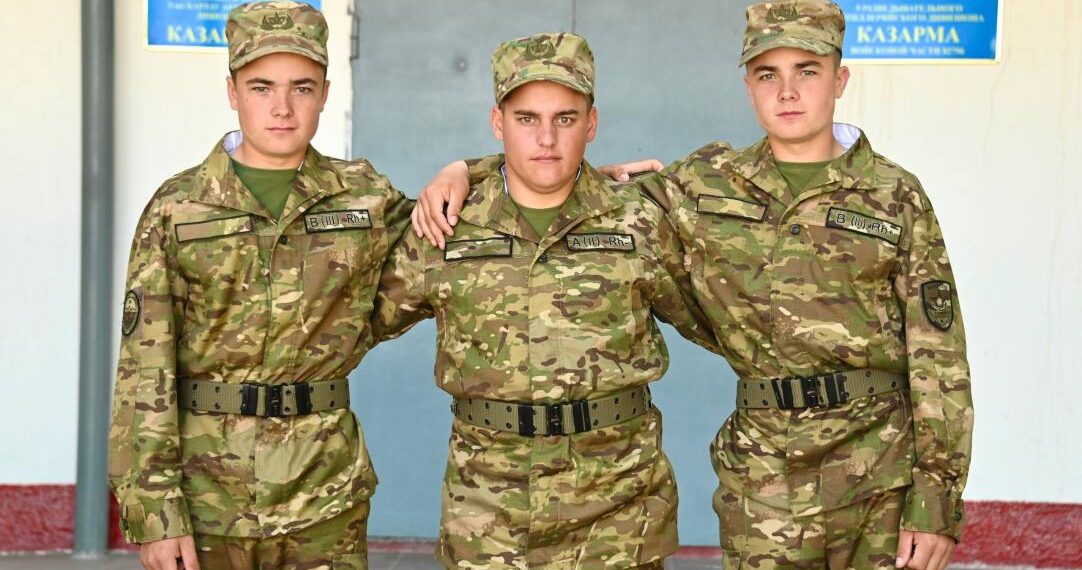 Саптағы бауырлар: бір әскери бөлімде үш ағайынды қызмет етеді