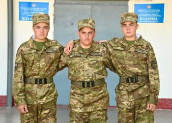 Саптағы бауырлар: бір әскери бөлімде үш ағайынды қызмет етеді