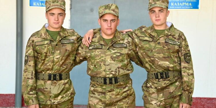 Саптағы бауырлар: бір әскери бөлімде үш ағайынды қызмет етеді