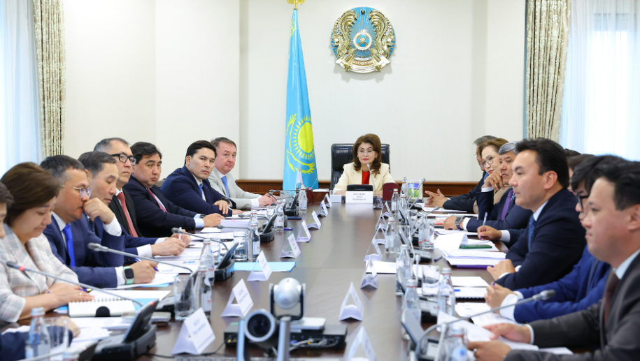 Үкіметте мемлекеттік тіл саясатын жүзеге асыру жөніндегі комиссияның отырысы өтті