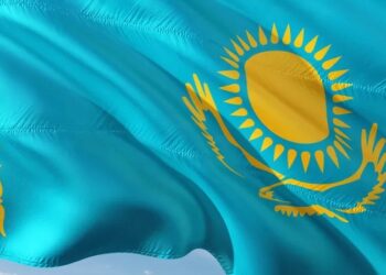 Мемлекеттік туды балкон мен үйдің қасбетіне ілуге болады: сарапшылар заң талаптарын еске салды