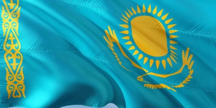 Мемлекеттік туды балкон мен үйдің қасбетіне ілуге болады: сарапшылар заң талаптарын еске салды