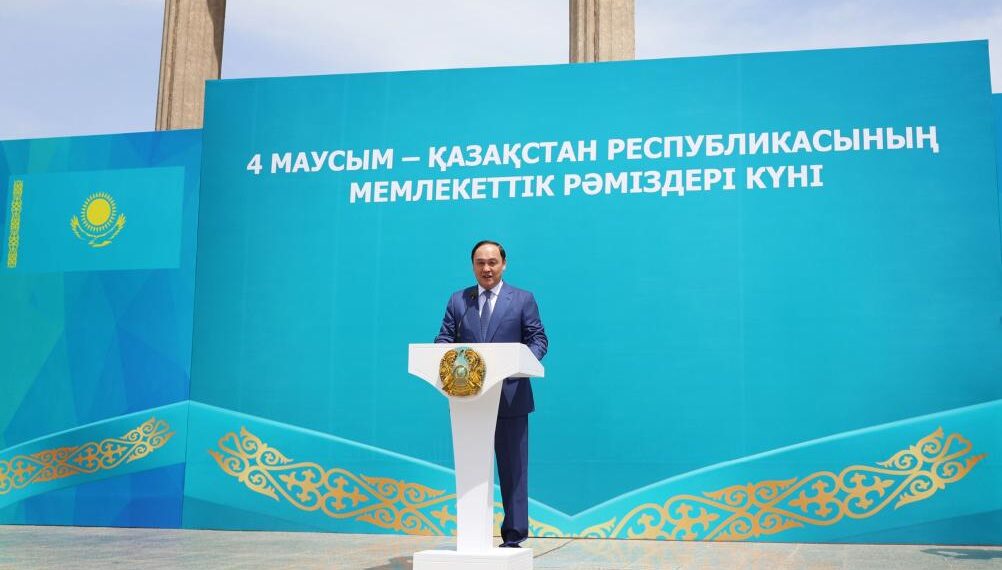 Ербол Қарашөкеев жамбылдықтарды Мемлекеттік рәміздер күнімен құттықтады