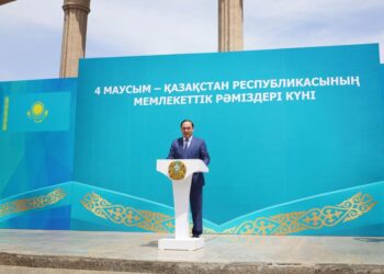 Ербол Қарашөкеев жамбылдықтарды Мемлекеттік рәміздер күнімен құттықтады