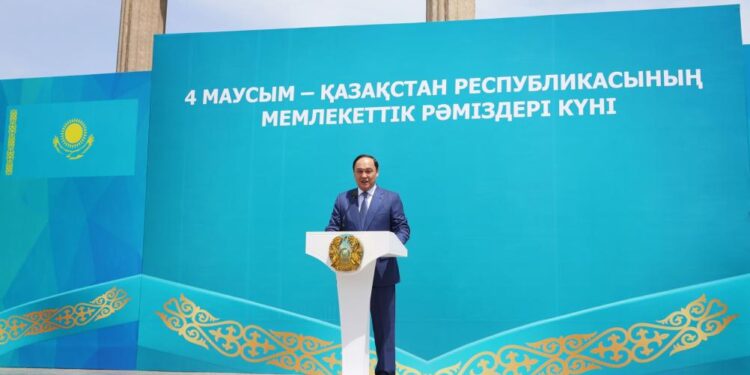 Ербол Қарашөкеев жамбылдықтарды Мемлекеттік рәміздер күнімен құттықтады