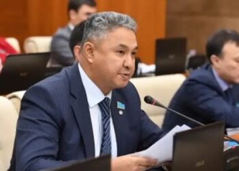 «Ақ жол» партиясының төрағасы Азат Перуашев өз өкілеттігін тоқтататынын жариялады