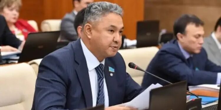 «Ақ жол» партиясының төрағасы Азат Перуашев өз өкілеттігін тоқтататынын жариялады