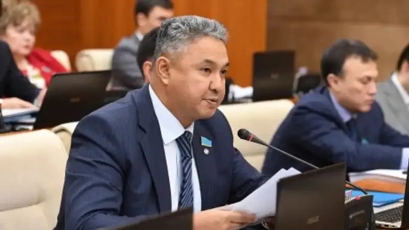 «Ақ жол» партиясының төрағасы Азат Перуашев өз өкілеттігін тоқтататынын жариялады
