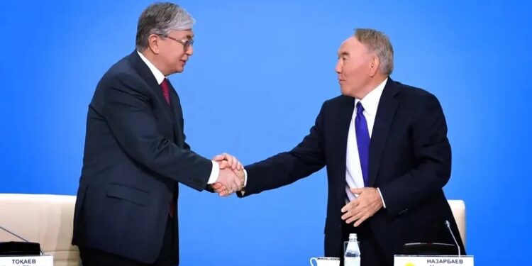 Тоқаев Назарбаевты туған күнімен құттықтады