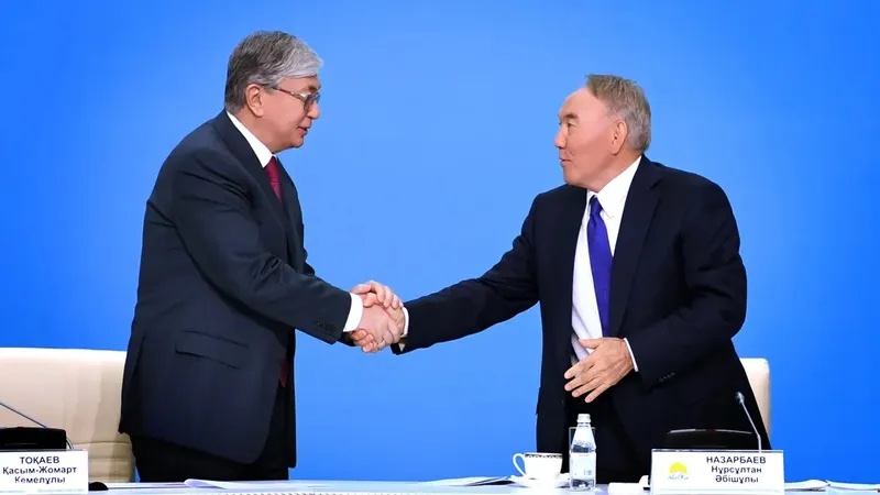 Тоқаев Назарбаевты туған күнімен құттықтады