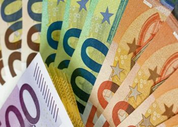 2026 жылы қазақстандықтар үшін ең тиімді валюталар аталды