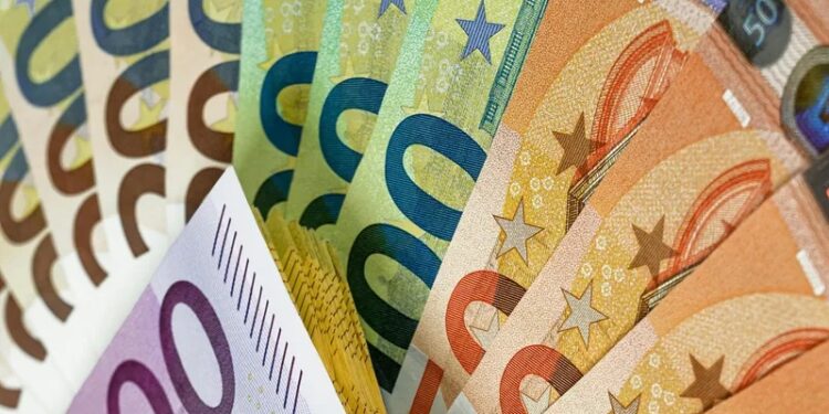 2026 жылы қазақстандықтар үшін ең тиімді валюталар аталды