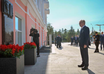 Мемлекет басшысы Омбыда майдангер Кемел Тоқаевтың ескерткіш тақтасына гүл қойды