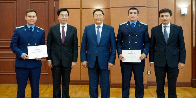 Қазақстан прокурорлары әлемдік ЖИ сарапшысы Кай-Фу Лиге өздері жасаған сандық жобаларды ұсынды