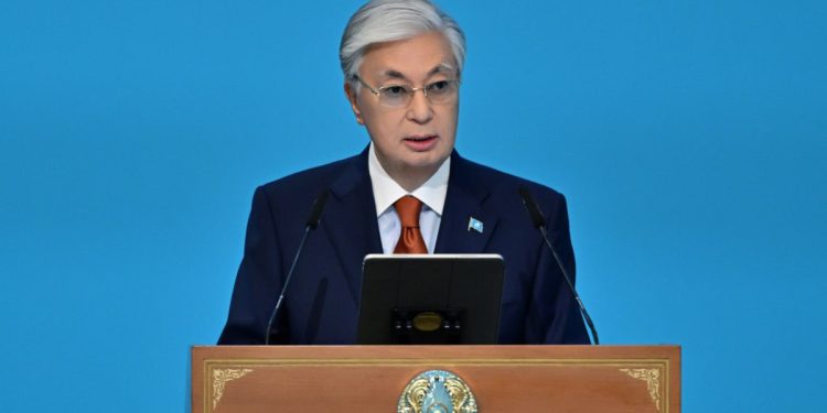 Тоқаев оқушылардың 18 жасқа дейін мектепте оқуын қайта қарауды ұсынды