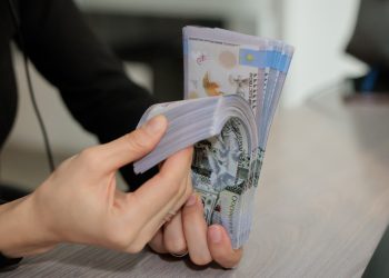 1,1 млн теңге жалақы: Қазақстанда ең сұранысқа ие мамандықтар аталды
