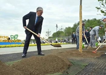 Тоқаев Президент саябағының аумағында ағаш екті