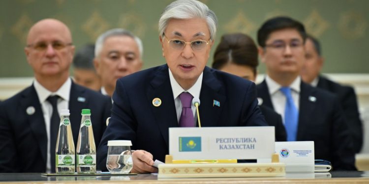 Қасым-Жомарт Тоқаев өңірлік сауда көлемін 20 миллиард долларға жеткізуді тапсырды